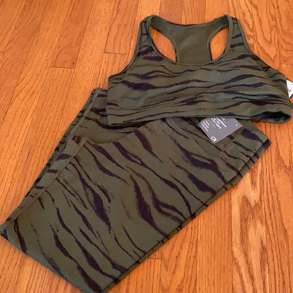 New Large performance set Animal print NWT
